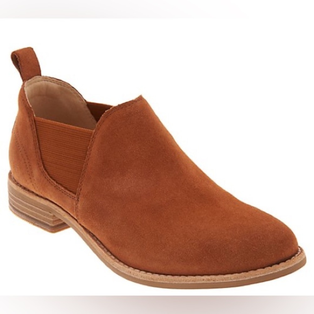 NWOT! Clark’s Evenvale Paige low Chelsea ankle boots size 9